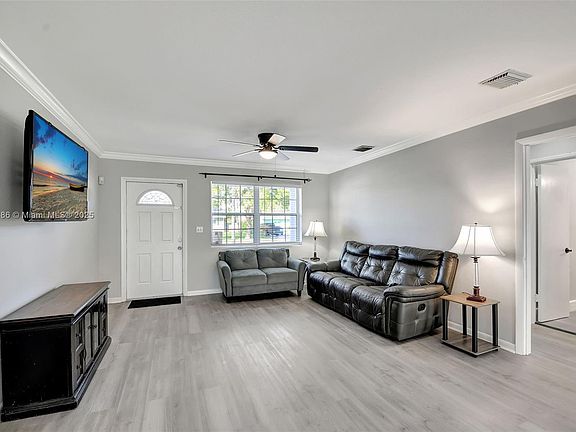 5th image of 748 W Jasmine Dr