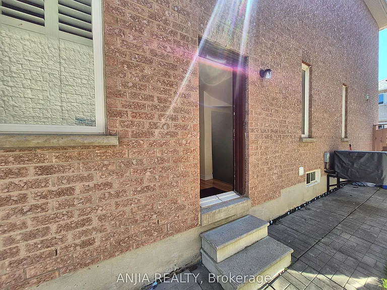742 Hammersly Blvd #BASEMENT — Photo 5