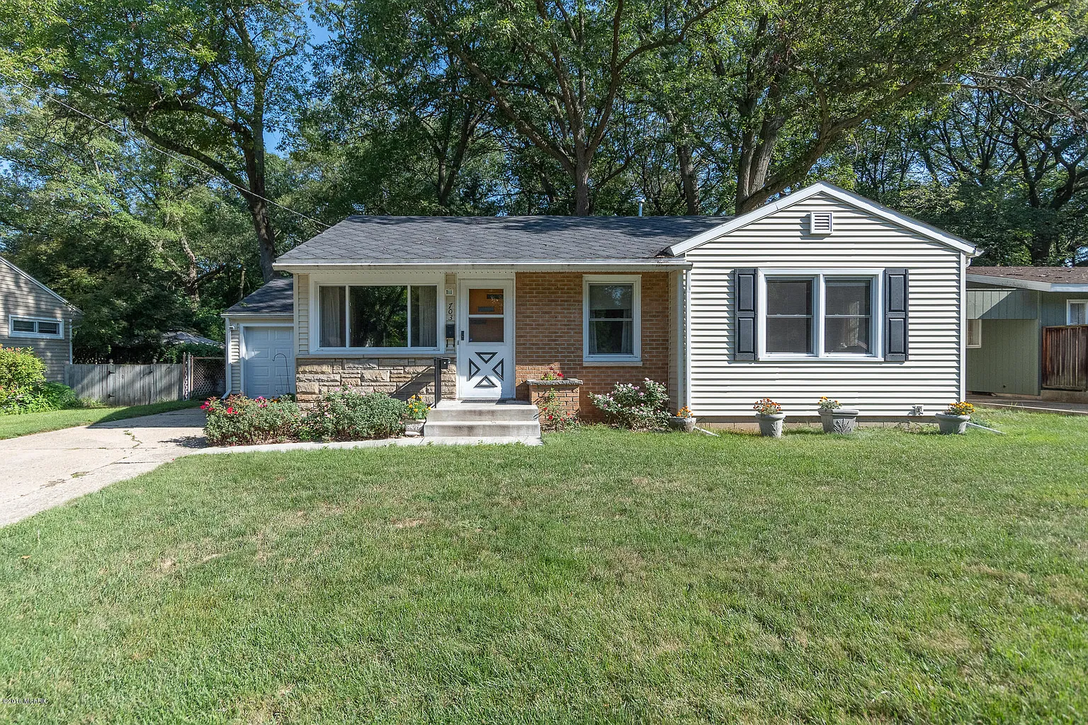 703 Parchmount Ave photo 1