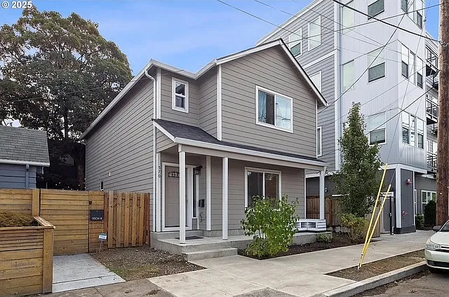 570 NE 55th Ave — Photo 29
