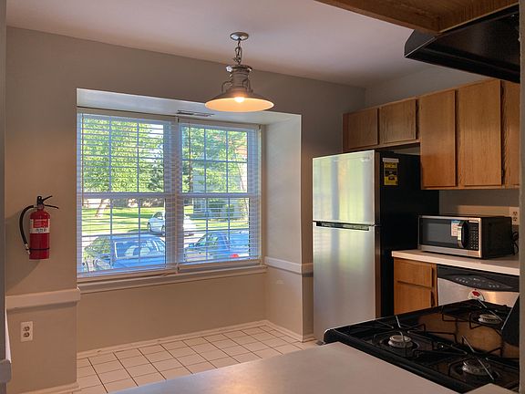 5th image of 239 Hampshire Ct