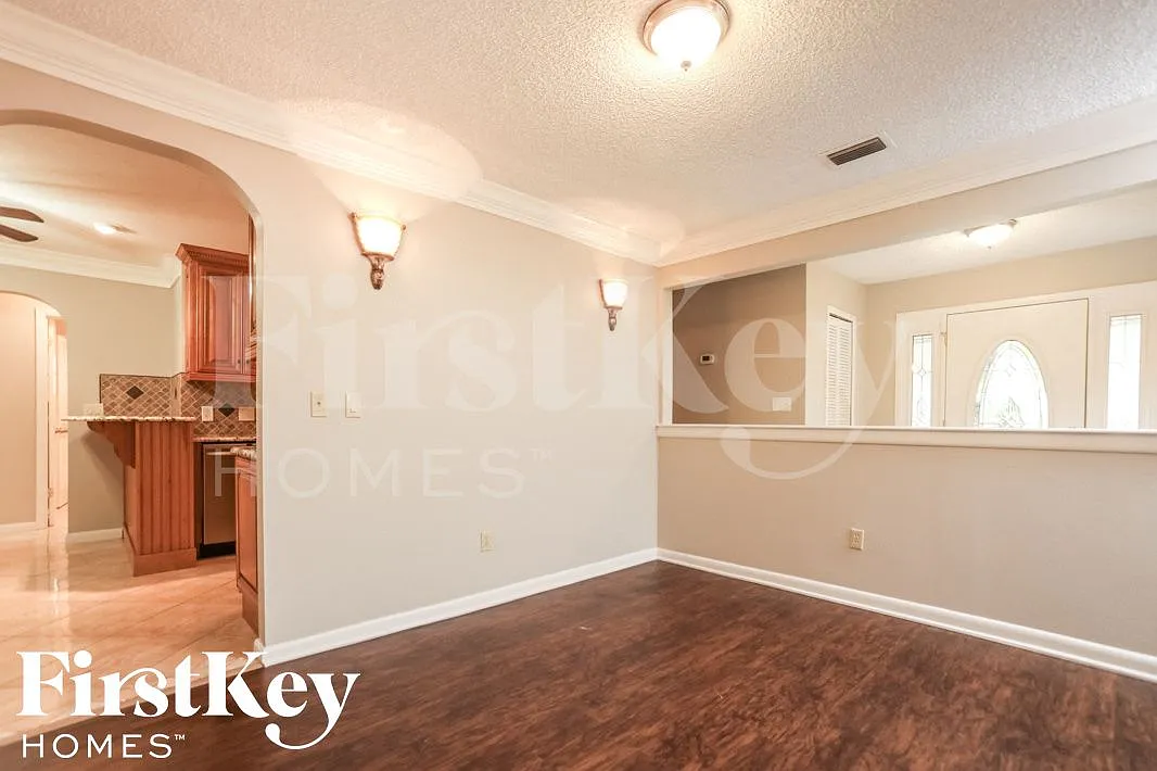4 bed, 2.0 bath, 2414 sqft, $2,905 — Photo 3