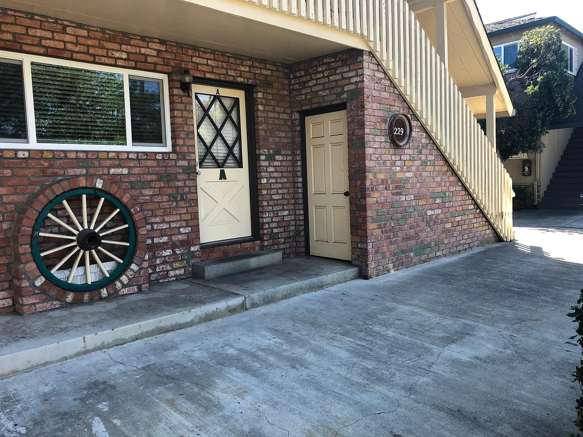 Front Of Unit - 229 Easy St #A