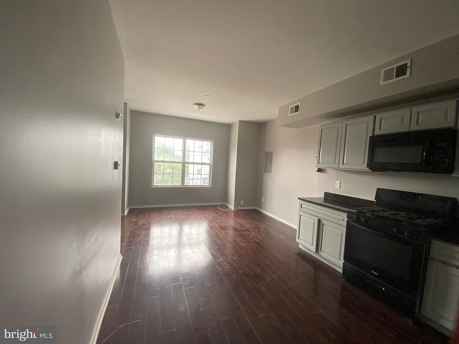 4 bed, 2430 sqft, $2,000 — Photo 2