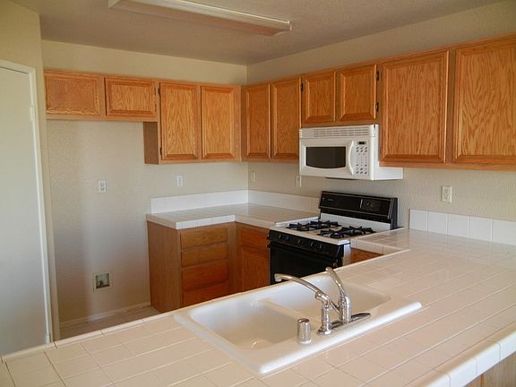 5th image of 15890 Mariposa Dr