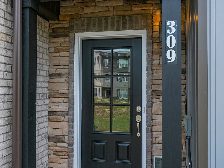 309 Jerry Butler Dr — Photo 2
