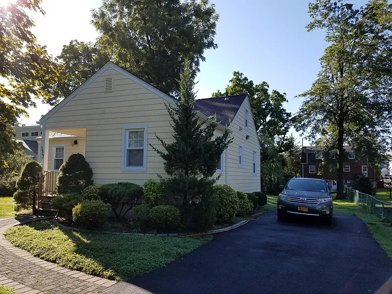 137 Holland Ave — Photo 1