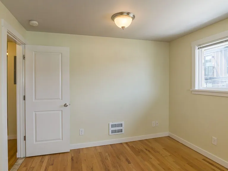 2211 Franklin Ave E — Photo 15