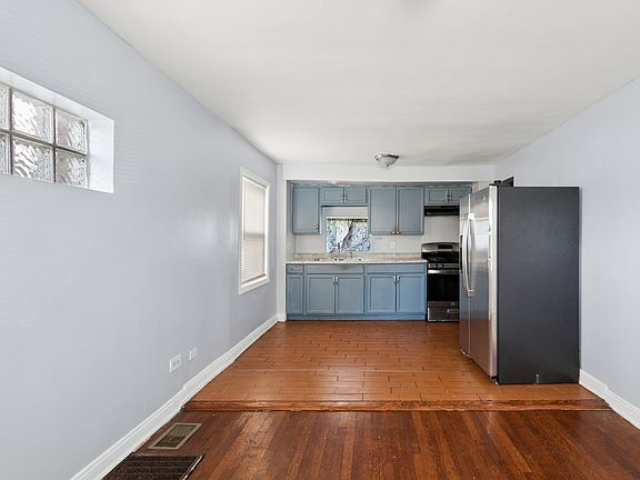 2nd image of 10107 S Paxton Ave