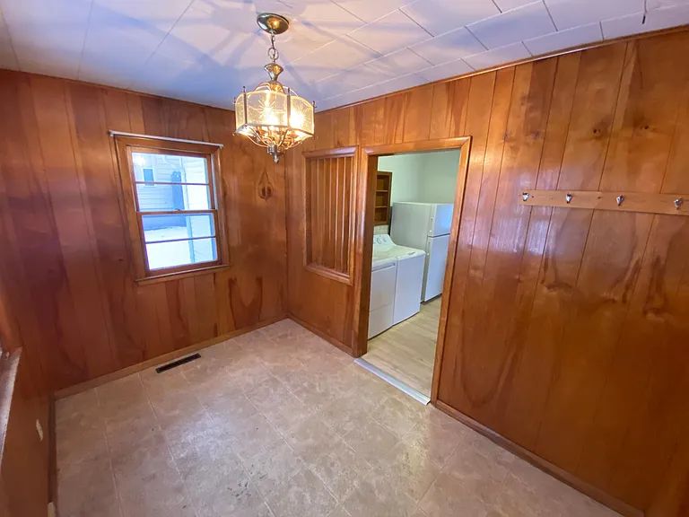 608 S Locust St — Photo 5
