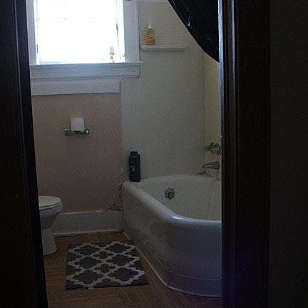 2nd Floor bath w/ tub & shower