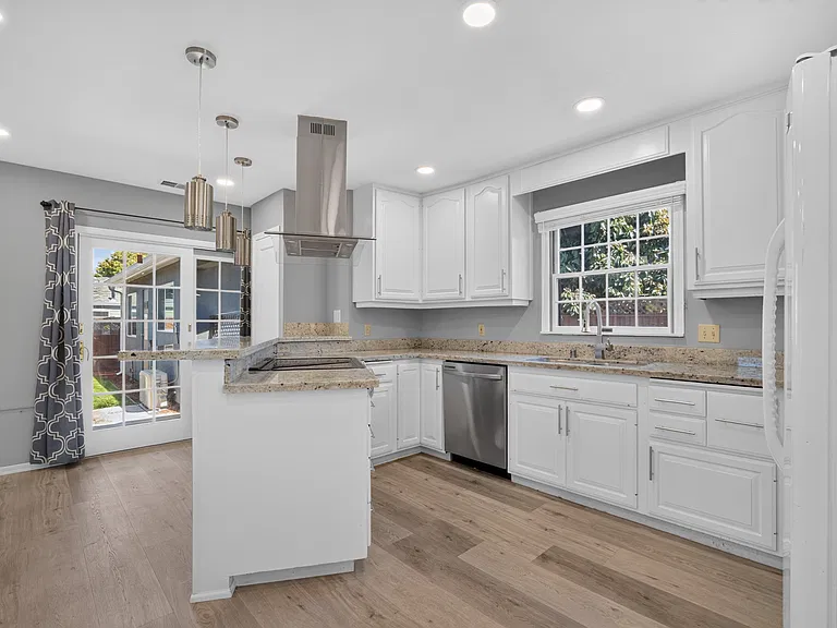 530 Irving Ave — Photo 8