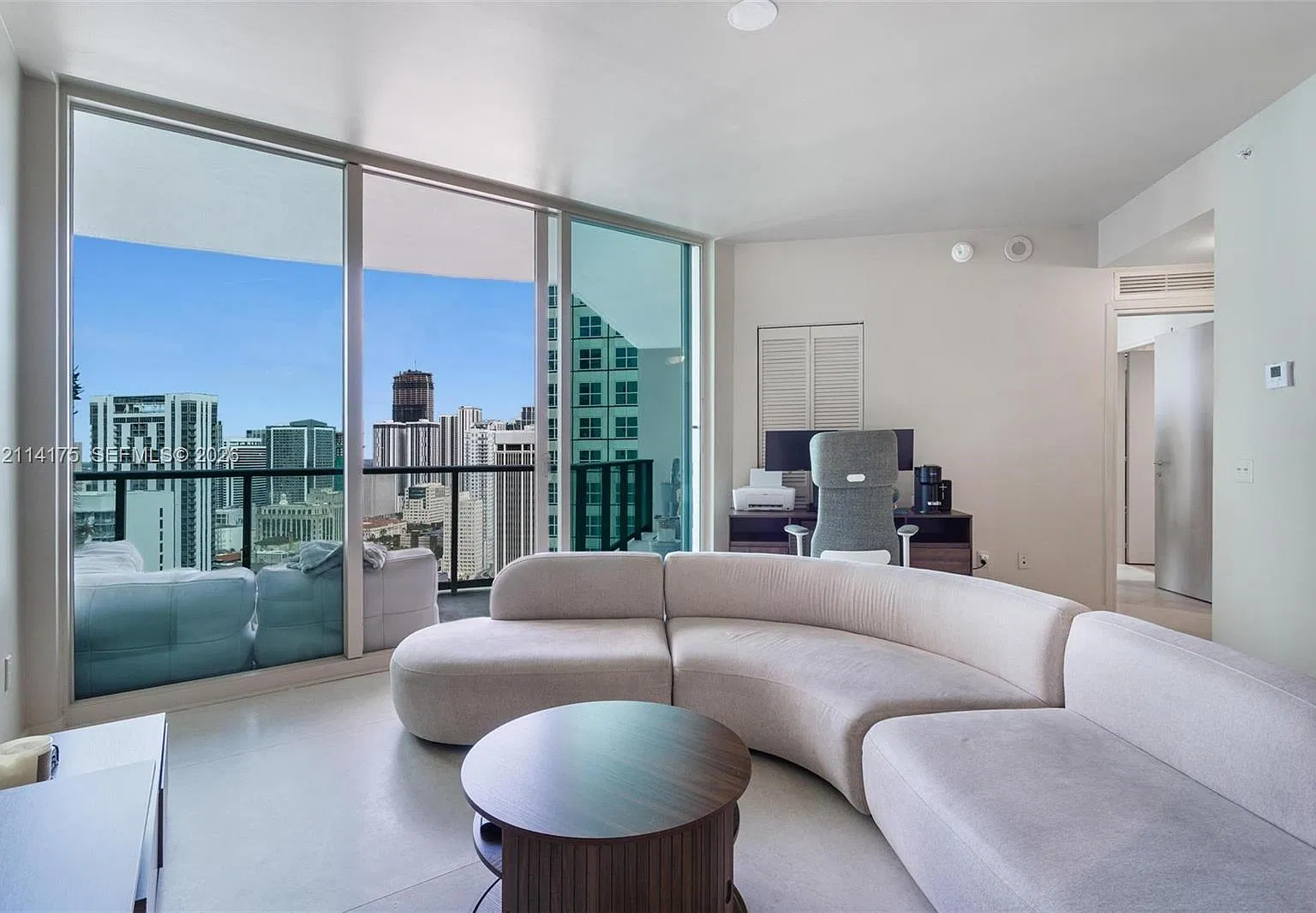 Met 1 Condo — Photo 2
