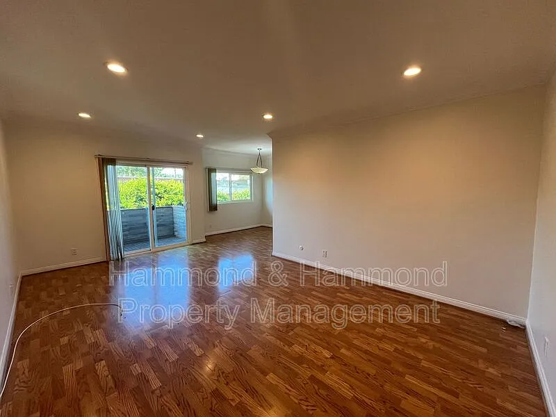 2 bed, 2.0 bath, 903 sqft, $2,295 — Photo 2