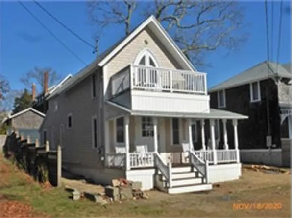 13 Wayland Ave, Oak Bluffs, MA 02557