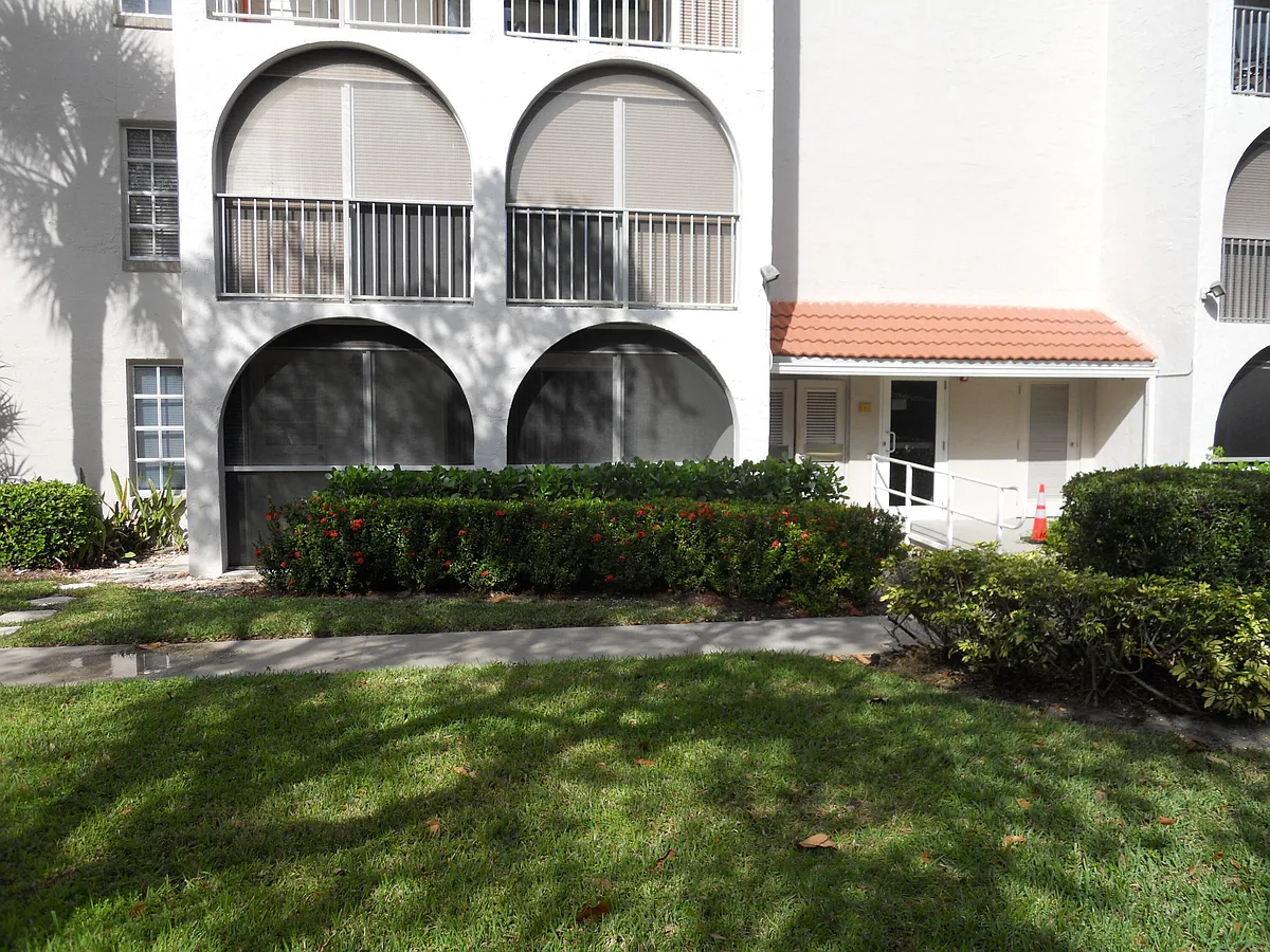 Building Photo - 250 NE 20th St #123S