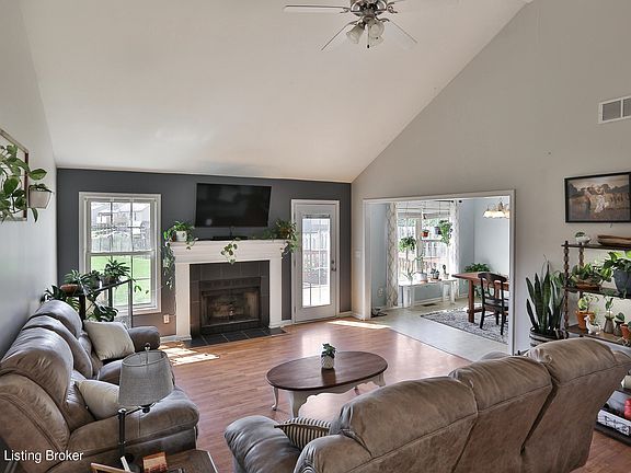 5th image of 117 N Country Dr