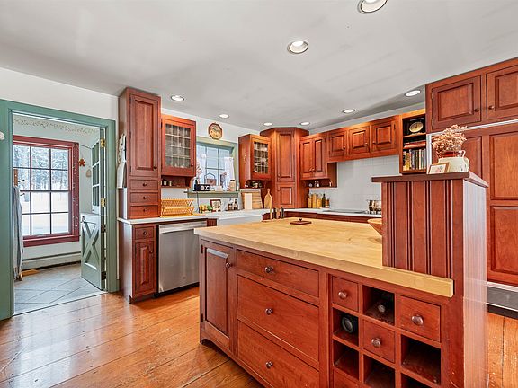 5th image of 762 Apple Hill Road