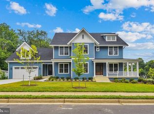 2040 Pimmit Dr, Falls Church, VA 22043