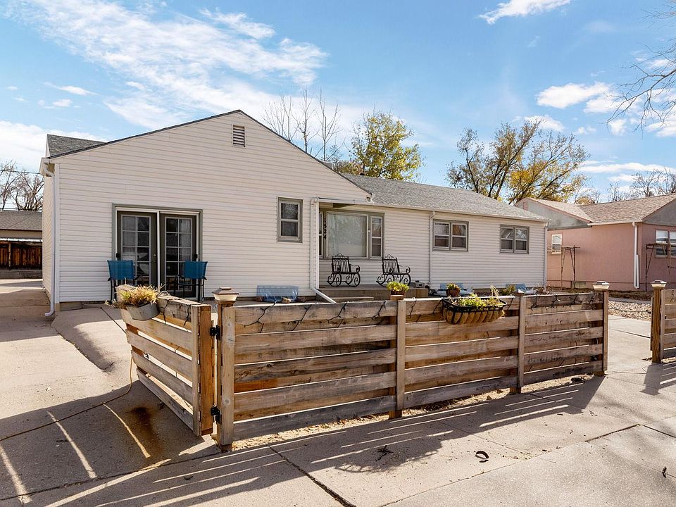 1524 Saratoga. Street view. Entry to unit B through driveway