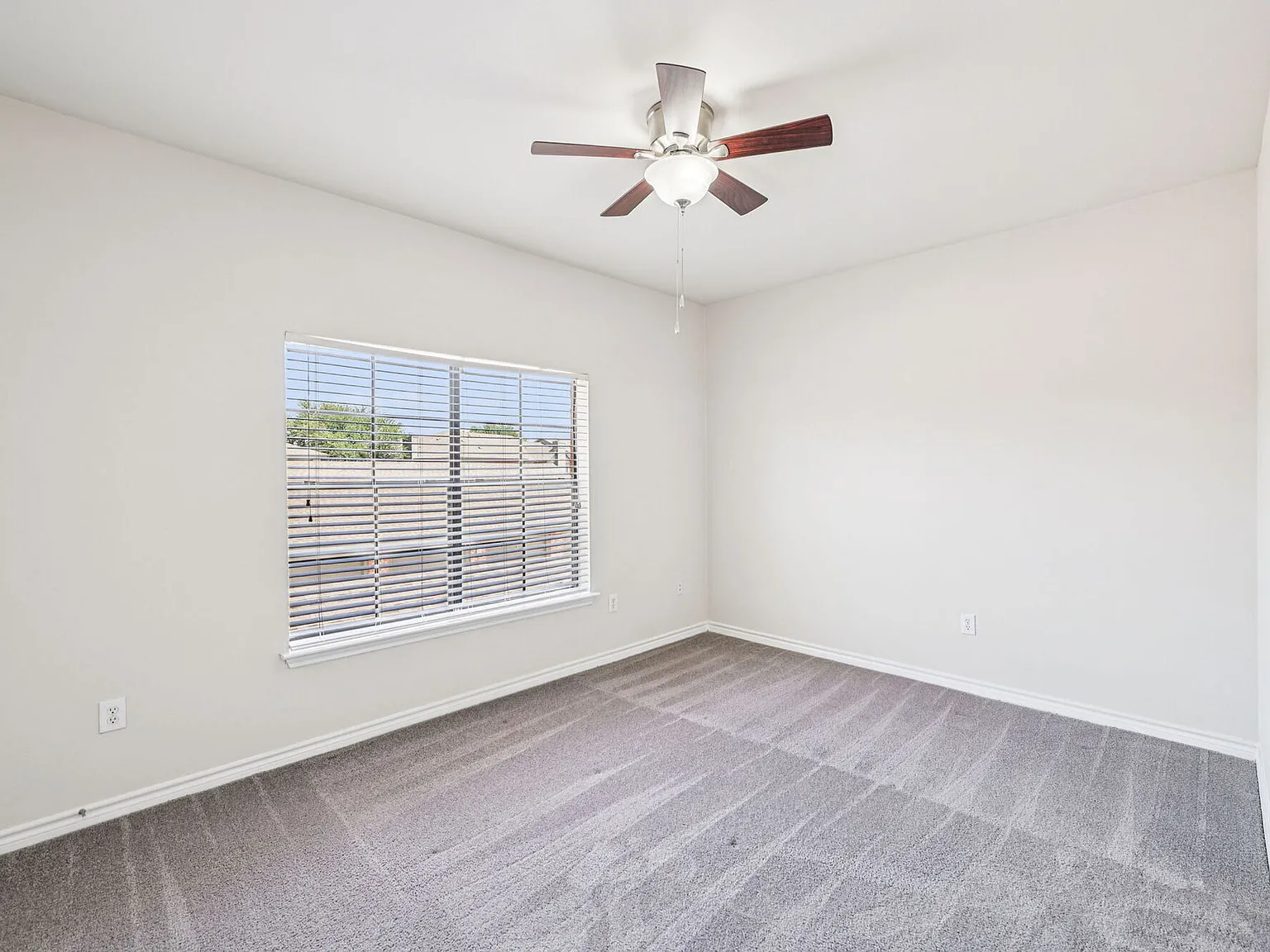 Oaks Riverchase Apartments — Photo 2