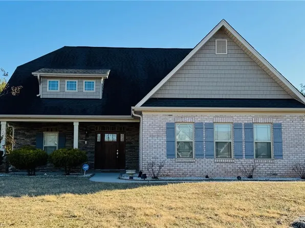 233 Pilot Bluff Dr, King, NC 27021