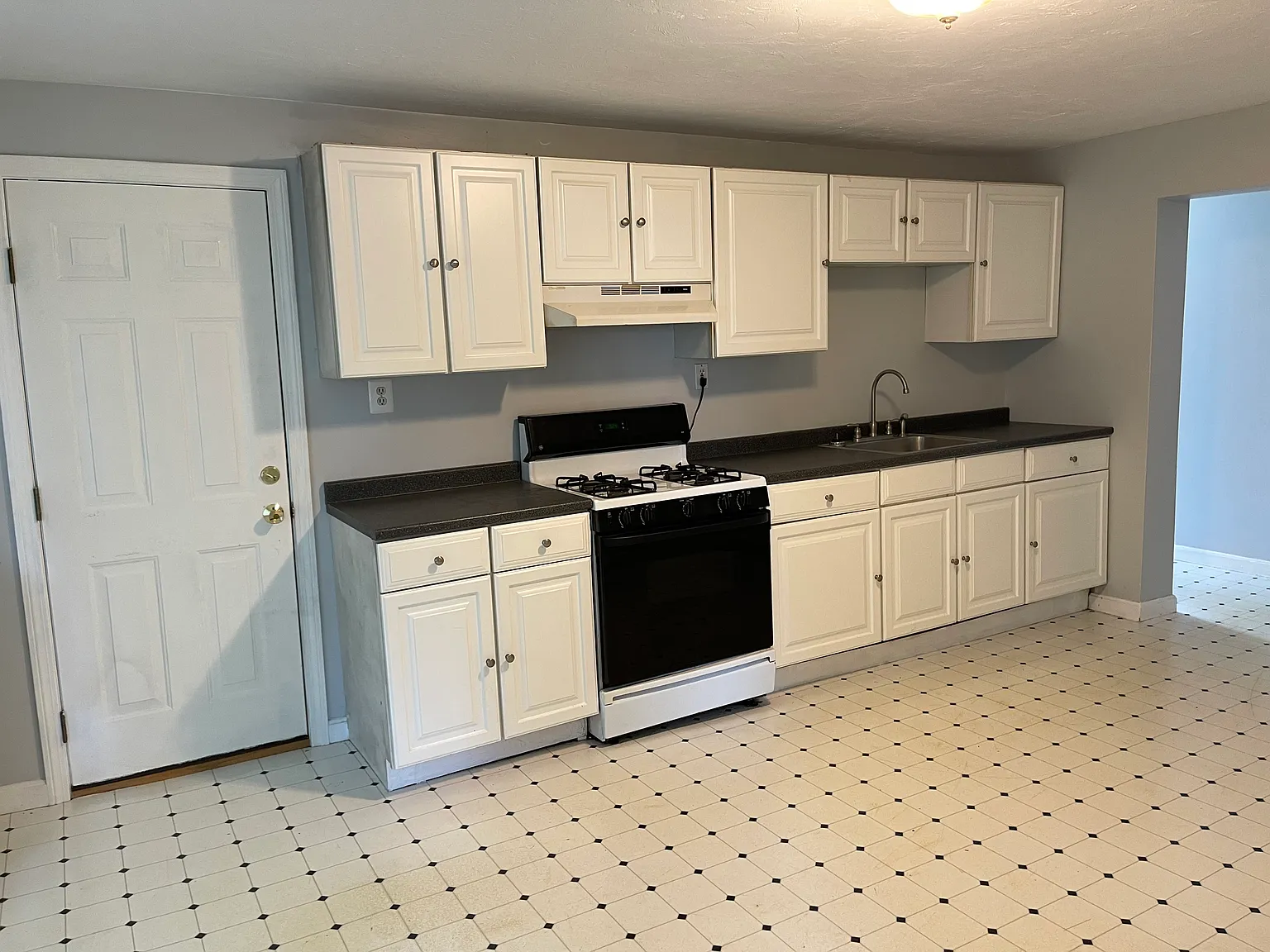 1 bed, 880 sqft, $2,000 — Photo 2