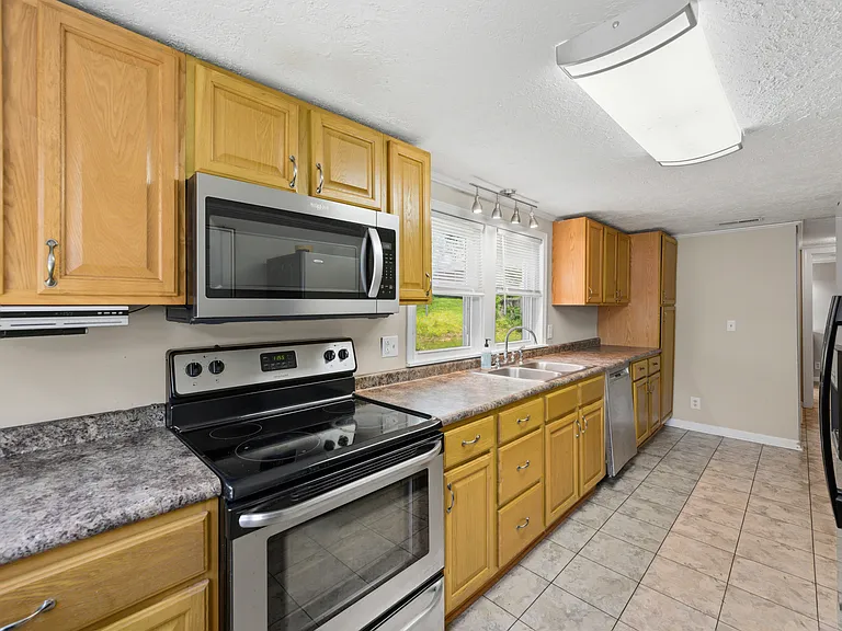 313 Knox St — Photo 4