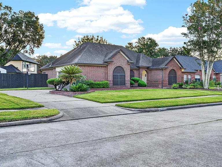 18610 Autumn Hills Dr — Photo 3