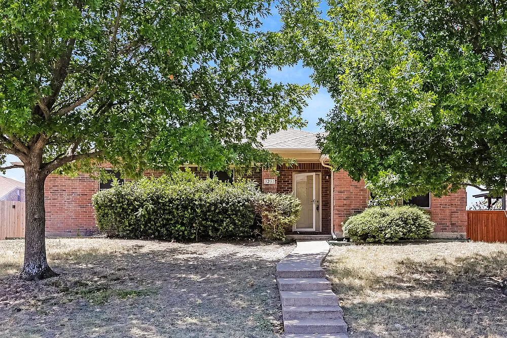 3 bed, 2.0 bath, 1934 sqft, $2,185 — Photo 1
