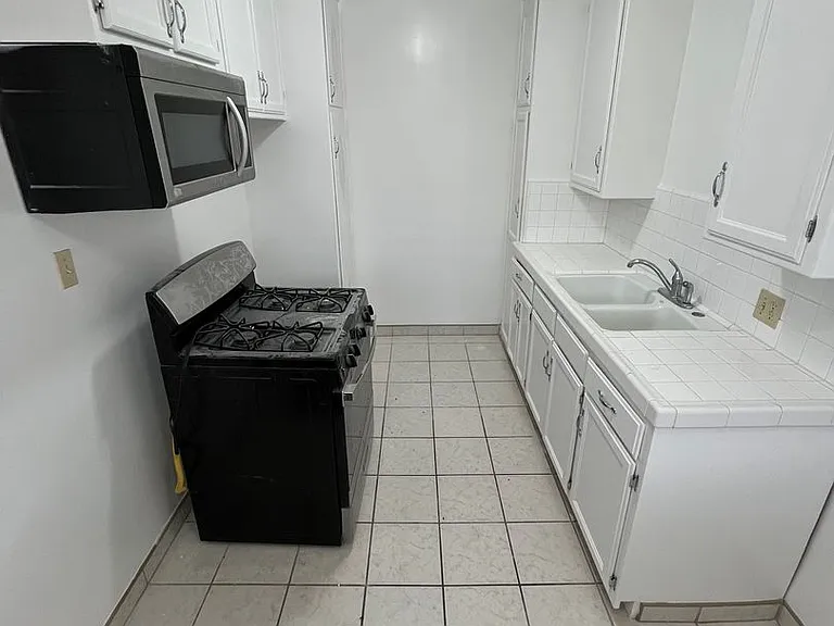 10226 Darby Ave — Photo 7