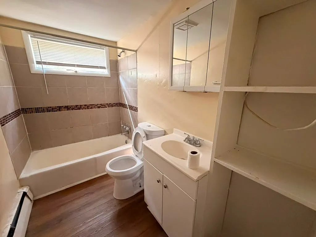 4 bed, $2,100 — Photo 2