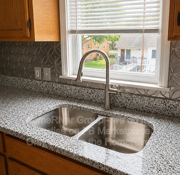 4325 Gladstone Blvd — Photo 4