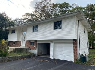 14 Mohegan Ln, Commack, NY 11725