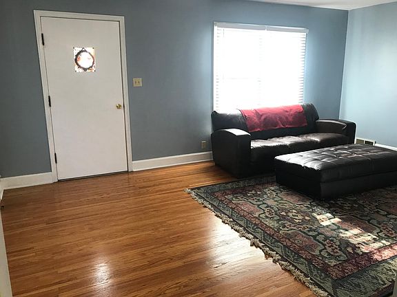 5th image of 821 Sylvia St