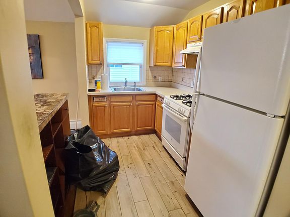 4th image of 224-11A 64th Ave #2