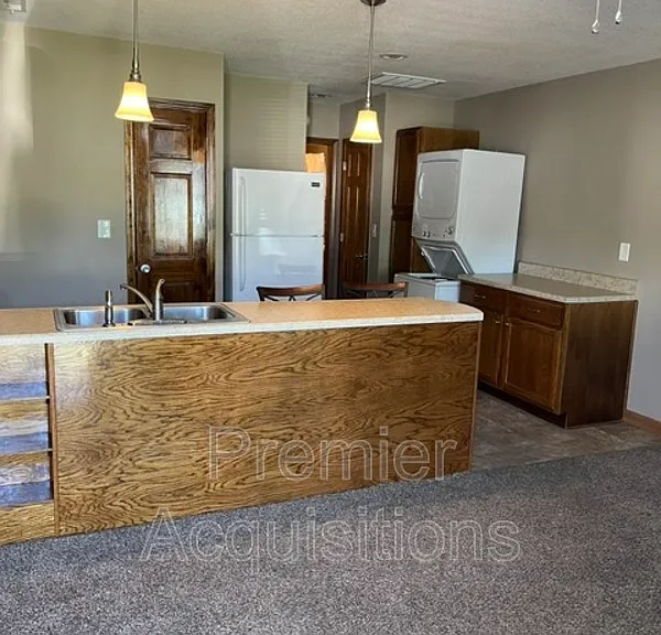 210 E Bland St — Photo 2