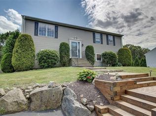 76 Hunters Crossing Dr, Coventry, RI 02816