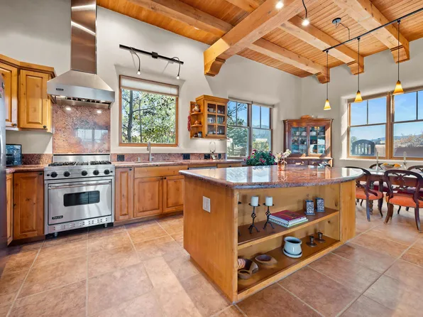 2 Tecolote Rd, Taos, NM 87529