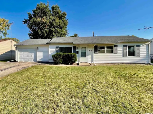 1435 Arcadia Dr, Galesburg, IL 61401