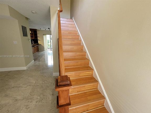 3rd image of 6 Wimbledon Lake Dr