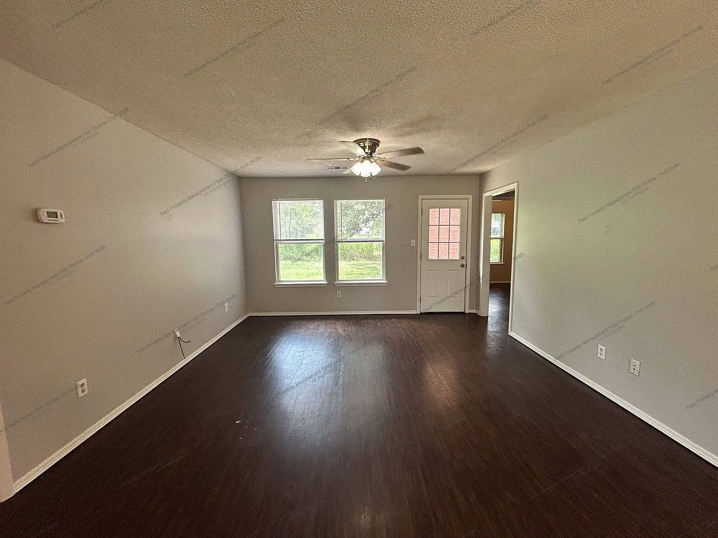 3 bed, 1.0 bath, 1284 sqft, $1,000 — Photo 2