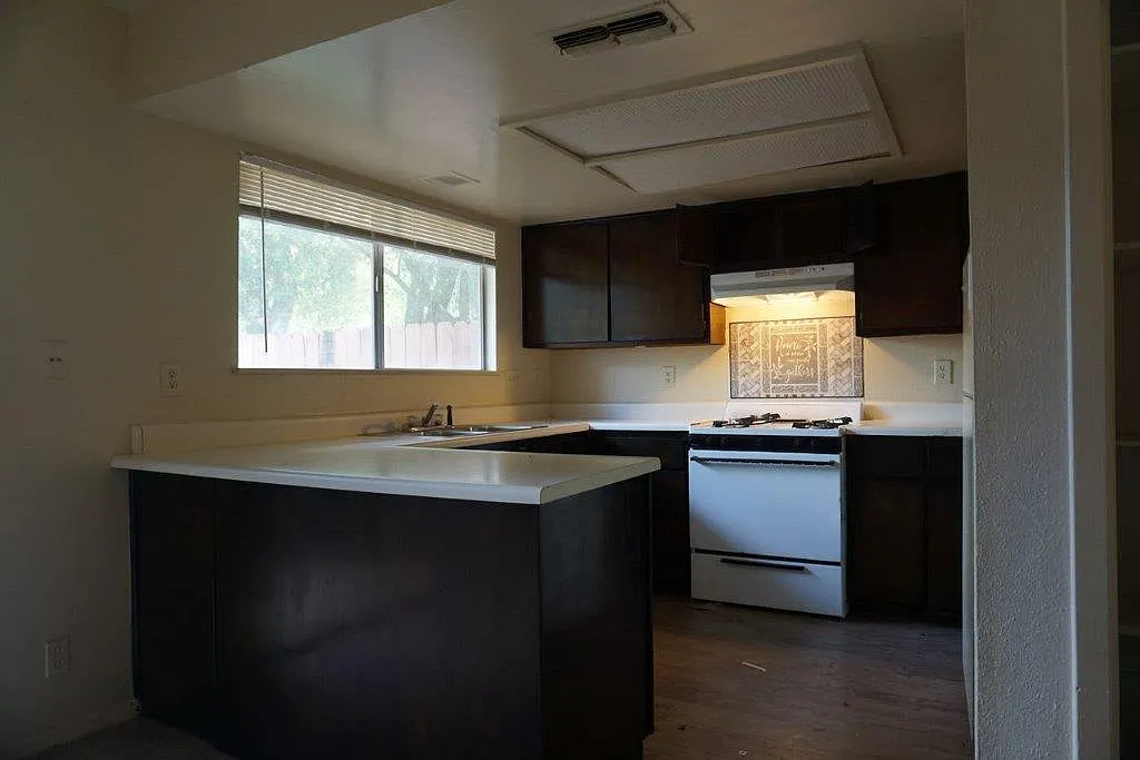 2 bed, 1.5 bath, 1026 sqft, $1,350 — Photo 4