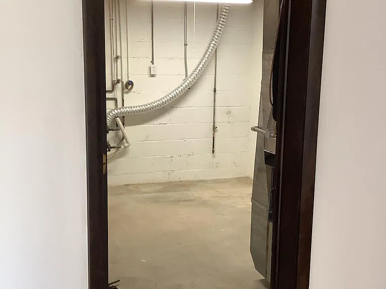 Laundry room, with slop sink
