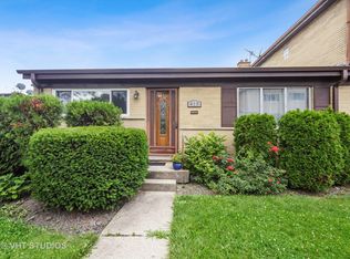 415 Glenshire Rd, Glenview, IL 60025