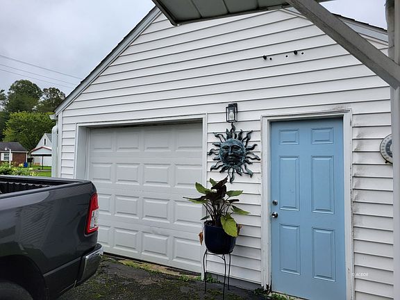 4th image of 840 Baird St