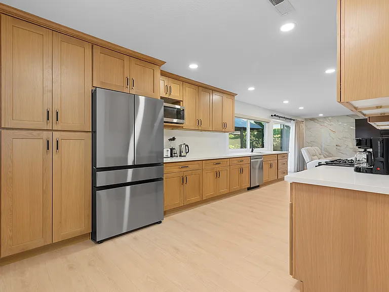 9851 Cloverdale Ave — Photo 32