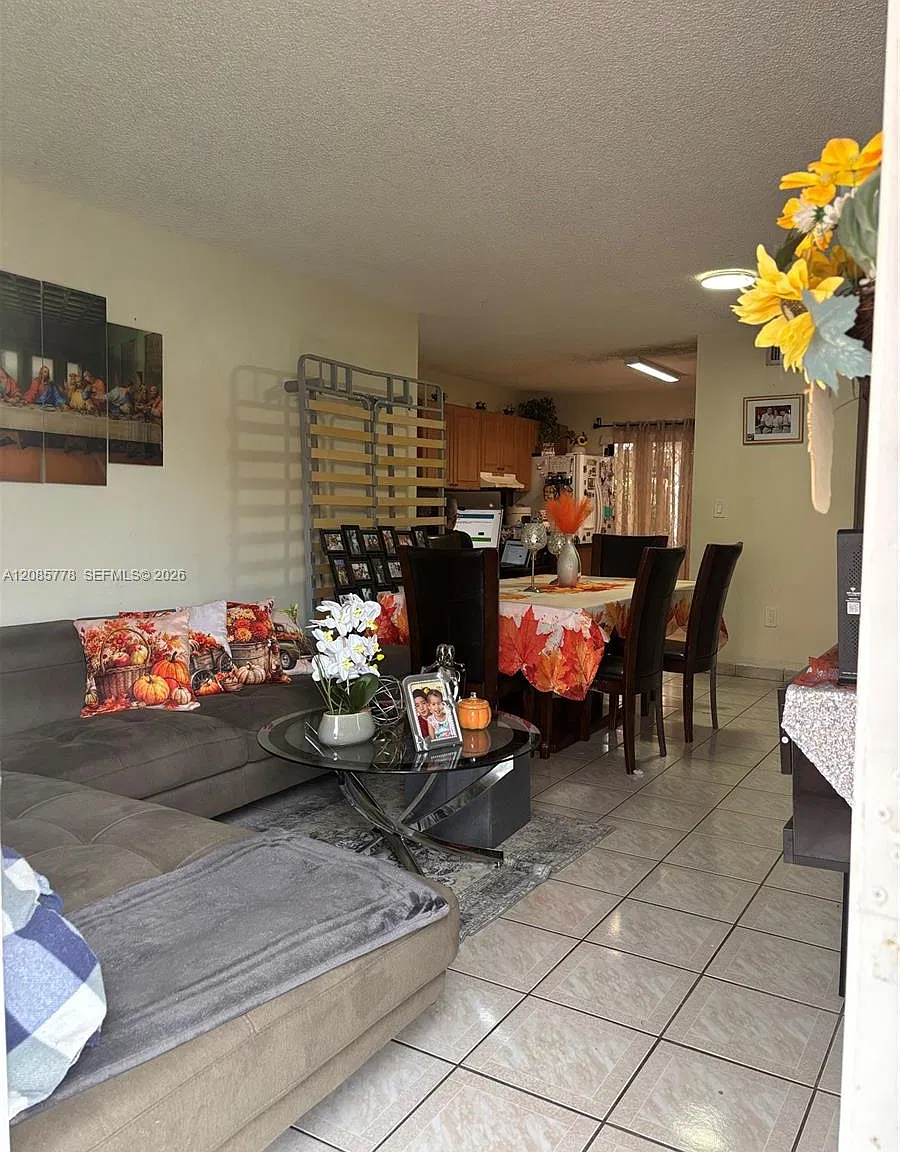 El Prado Xi Condo — Photo 2