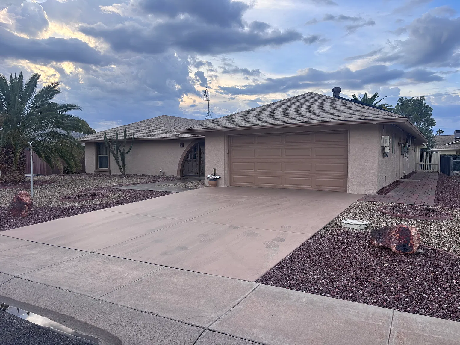 3 bed, 2390 sqft, $2,200 — Photo 2