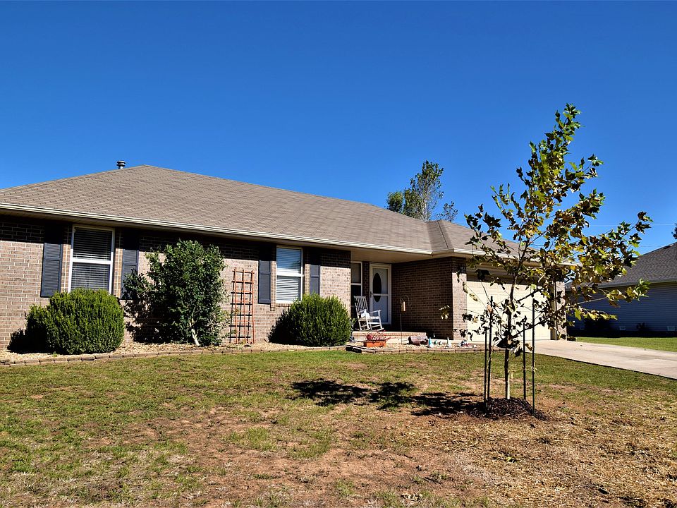 1st image of 407 Cedar Ln